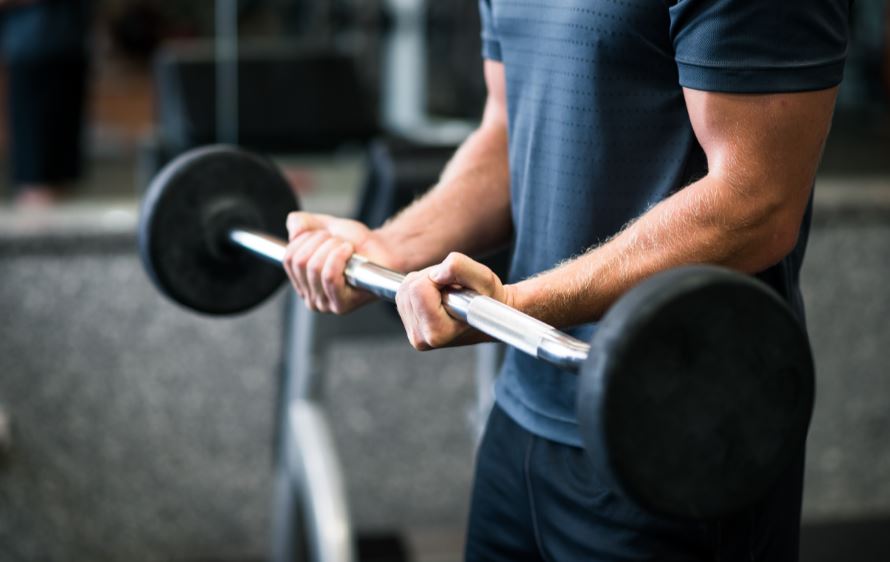El entrenamiento con pesas excéntricas demanda un gran esfuerzo del deportista.