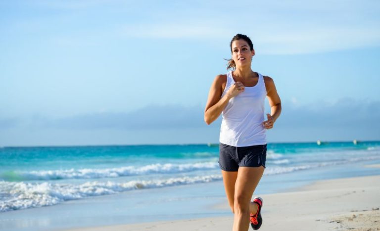 Estos son los 7 mejores beneficios de correr en la playa