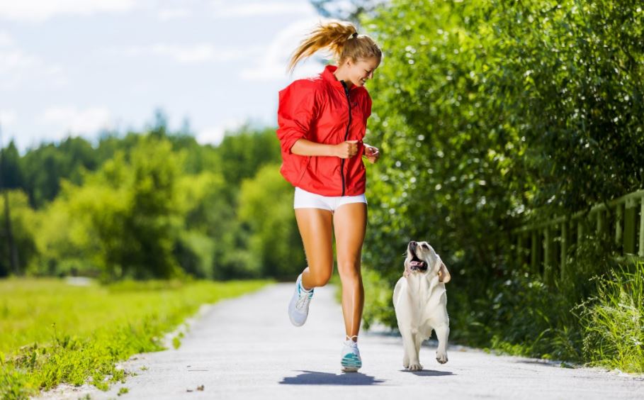 Hacer deporte paseando a tu perro.