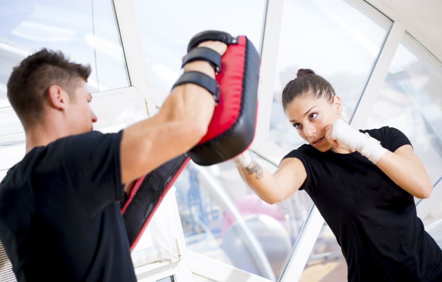 Entrenar kickboxing de manera regular ayuda a mejorar el equilibrio, la flexibilidad y la coordinación. 