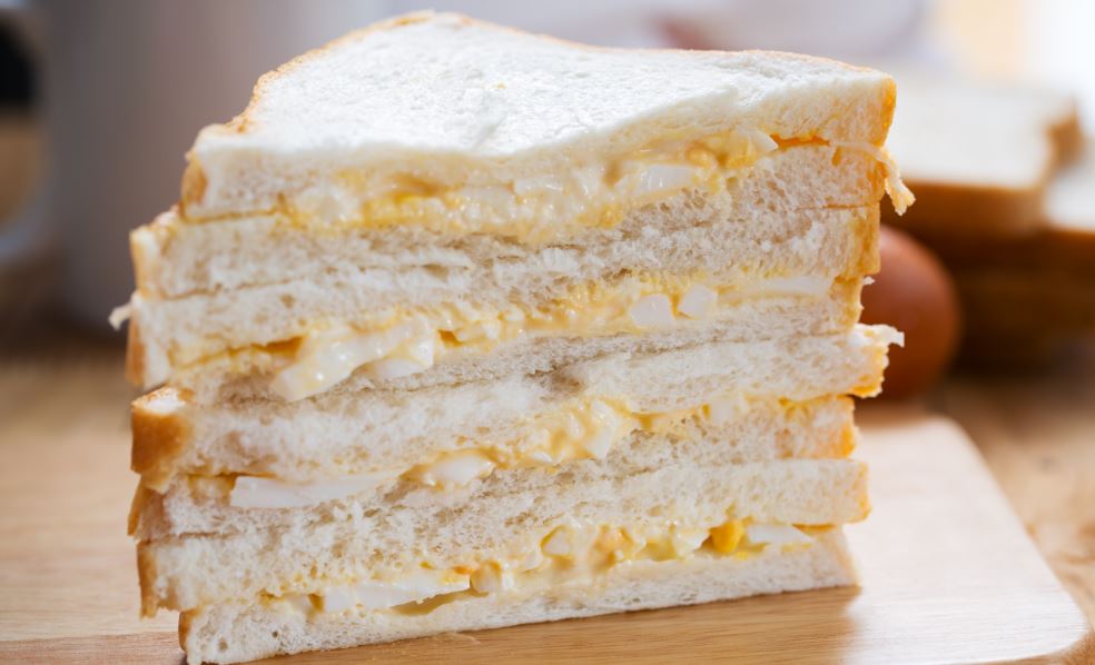 Sandwich con huevo y queso.