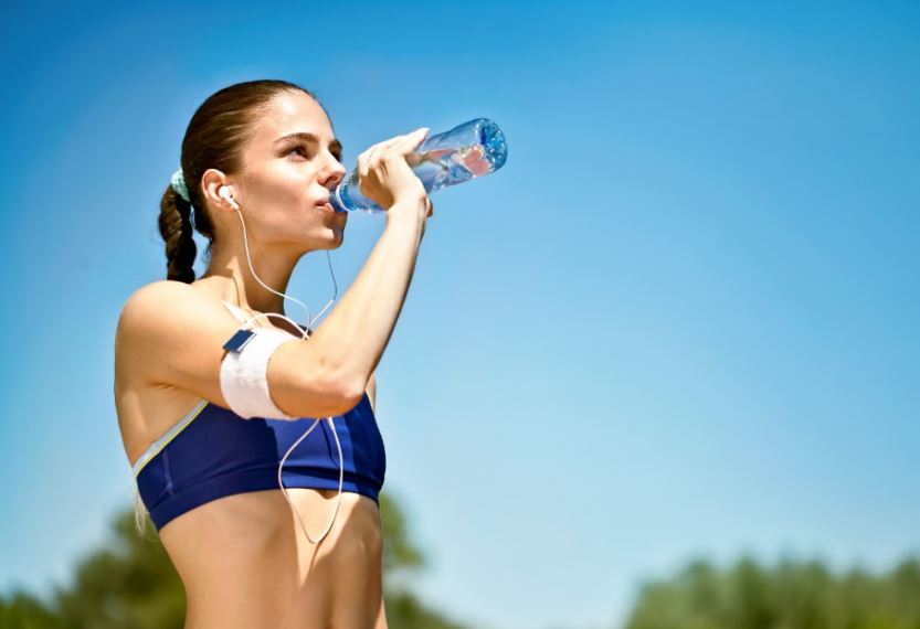 Beber agua al correr con calor.