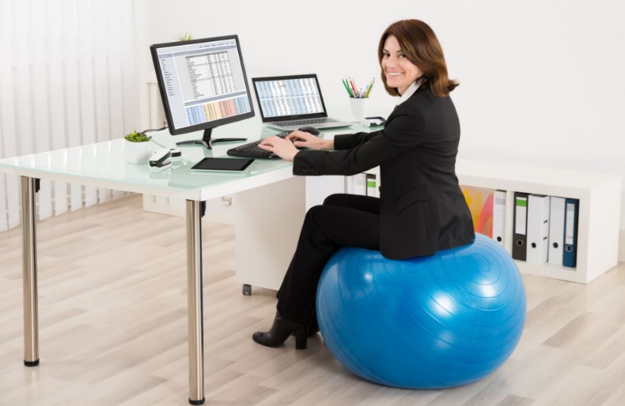 La pelota suiza puede usarse de asiento para fortalecer la espalda mientras trabajamos.