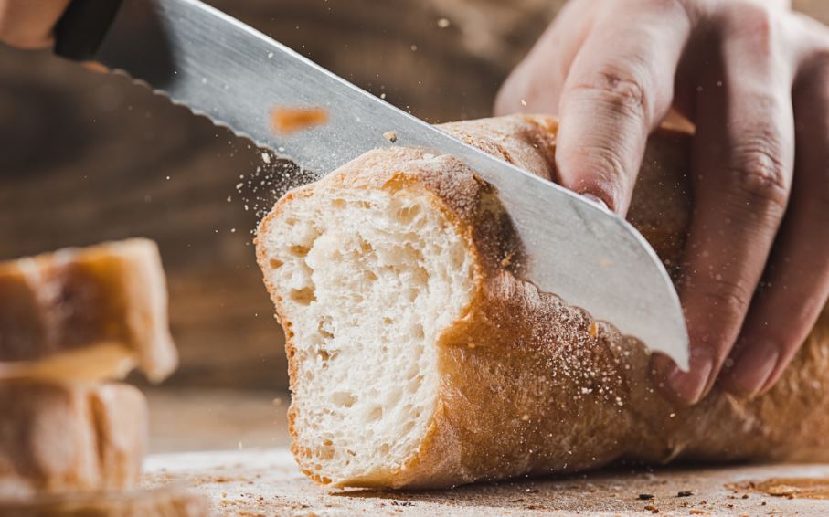 El pan, por la composición de sus ingredientes, es una de las comidas que debes evitar para vivir mejor.