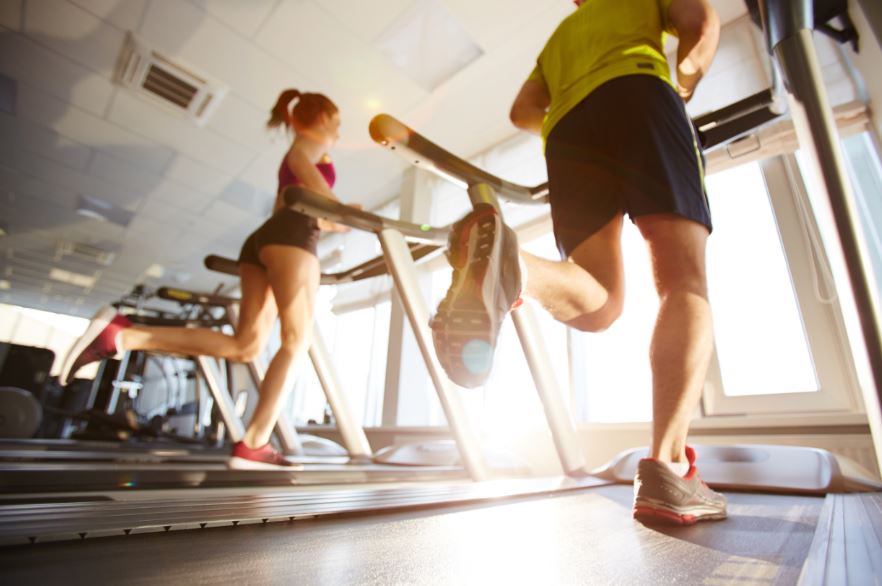 Correr en la cinta acelera el metabolismo y quemas más calorías.