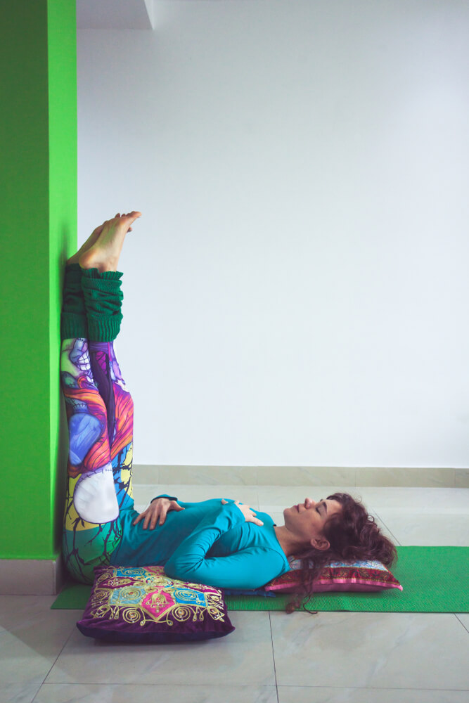 mujer realizando yoga