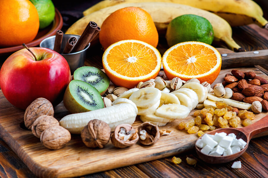 Las frutas, verduras y nueces son excelentes fuentes de carbohidratos dietarios de absorción lenta.