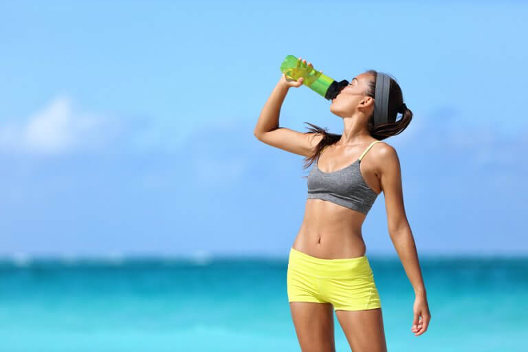 La deshidratación baja tu rendimiento y te puede causar lesiones
