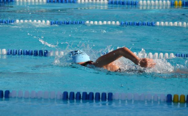 La natación es uno de los ejercicios recomendados para la condromalacia rotuliana.