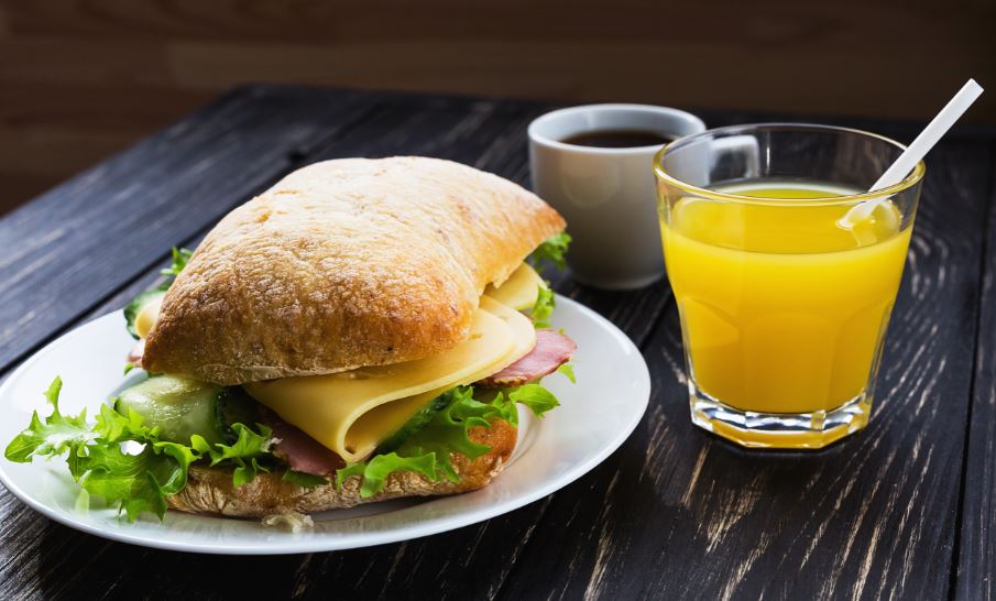 Un sandwich con pan integral es un completo snack para comer entre horas.