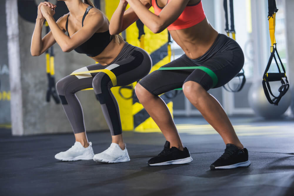 Para fortalecer tus muslos, pocos ejercicios mejores que las sentadillas.