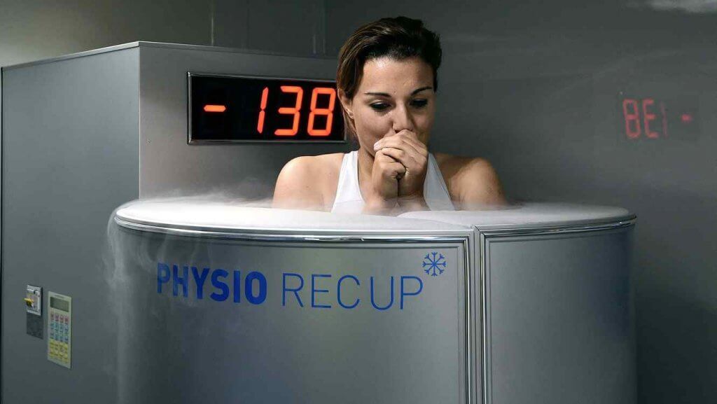 En el baño de inmersión de crioterapia, sumerges el cuerpo o algunas extremidades en agua con mucho hielo.