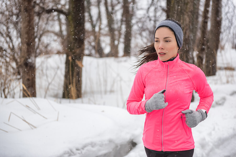 Hacer ejercicios con frío puede ayudarte a quemar más grasas.