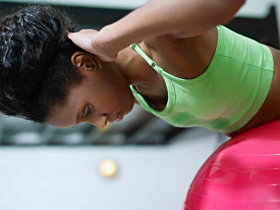 Las extensiones de espalda son una buena manera de comenzar con los ejercicios con fitball.