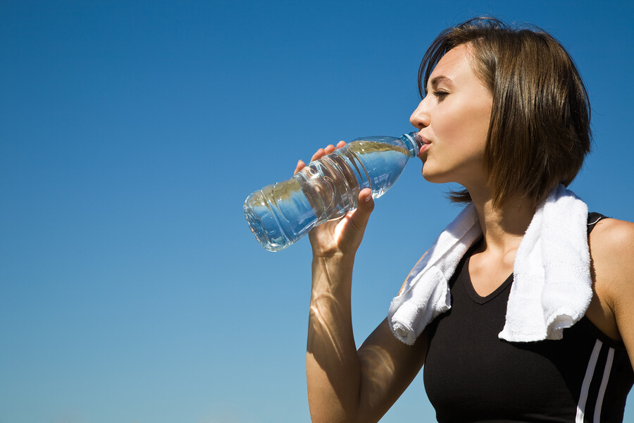 Mantén tu cuerpo hidratado con agua de hidrógeno
