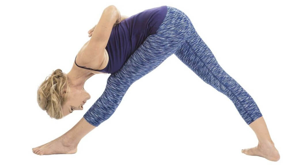 La Parsvottanasana es una de las mejores posturas de yoga para mejorar el levantamiento de pesas.