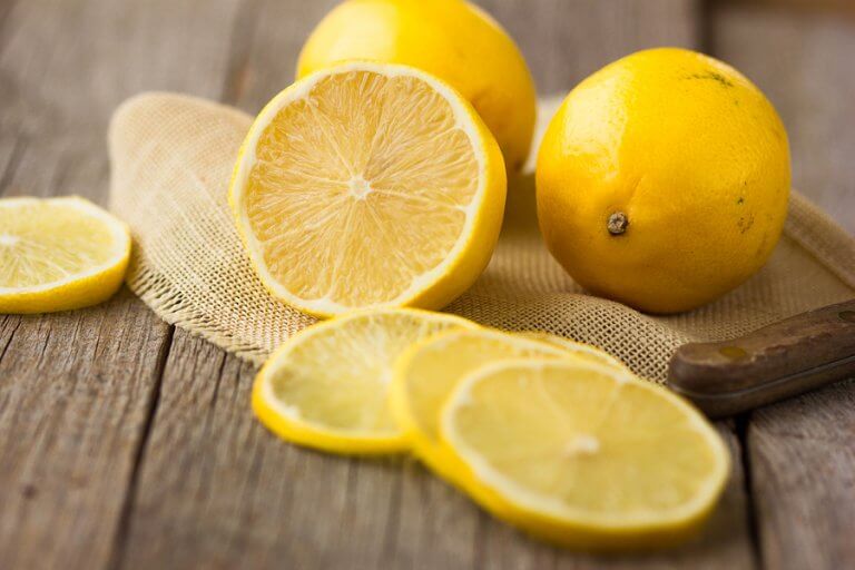 Las 5 razones de la salud para comer limón