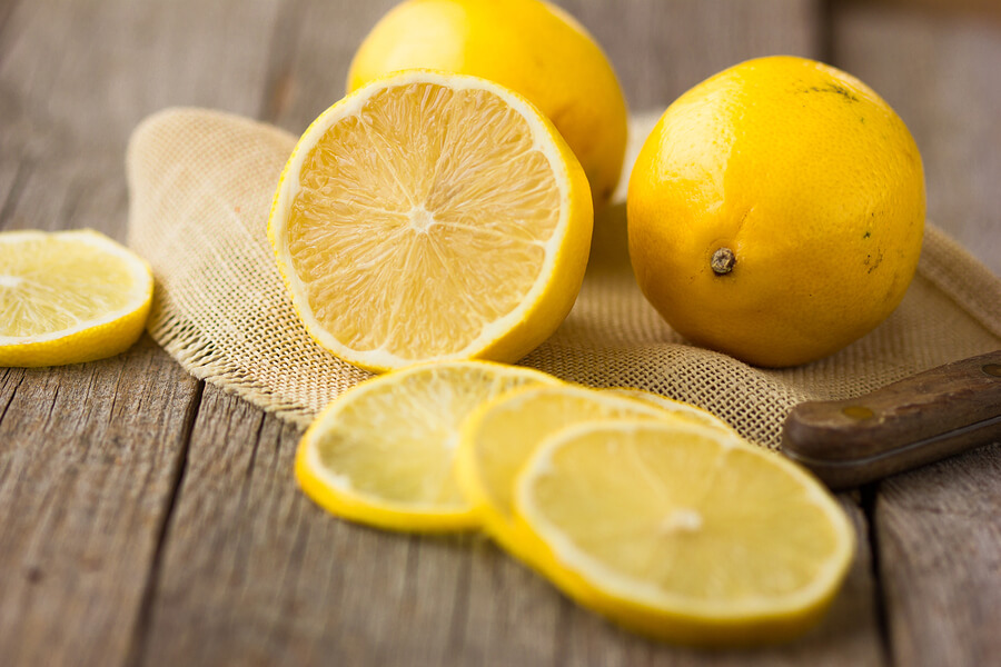 Comer limón es positivo para potenciar las defensas y combatir la anemia, entre otras ventajas.