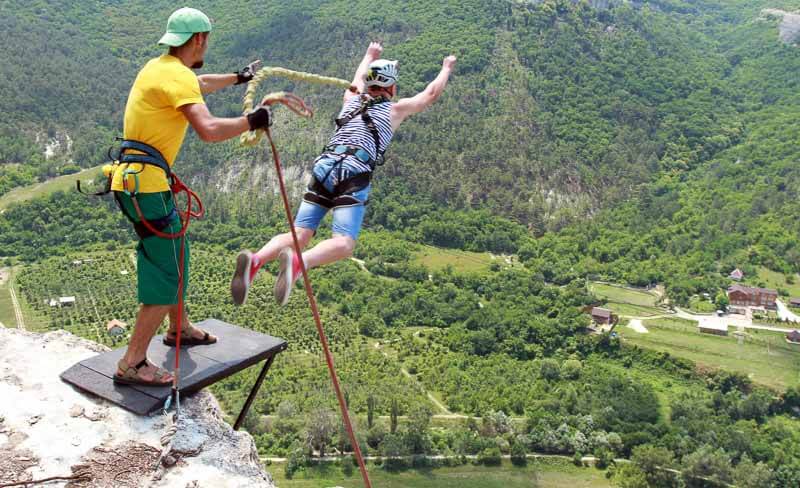 El bungee jumping es uno de los deportes extremos más afamados.