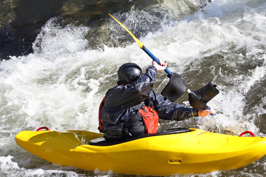 El kayak es una variación de la piragua, puedes ir solo, en pareja o hasta cuatro tripulantes.