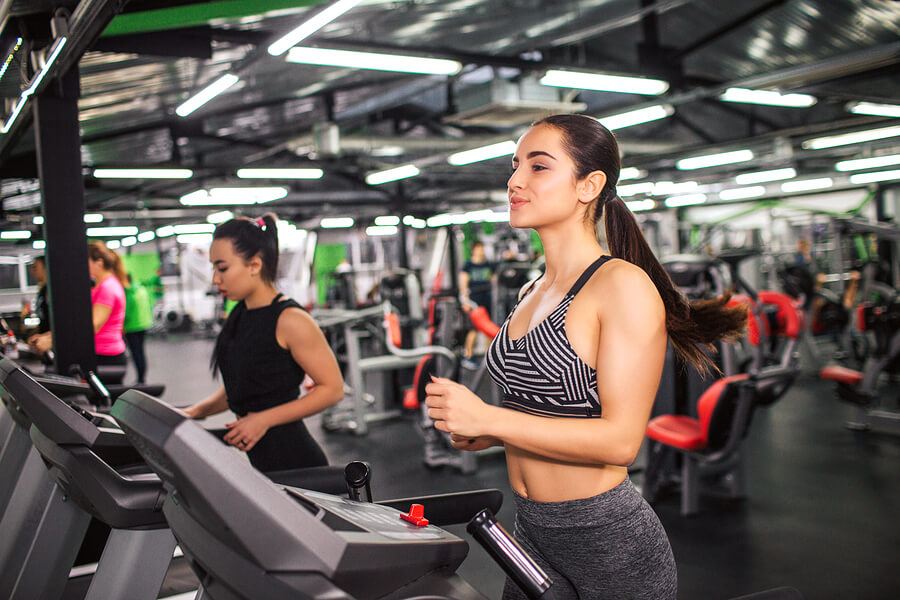 Las máquinas de cardio en el gimnasio son una excelente opción para perder peso.