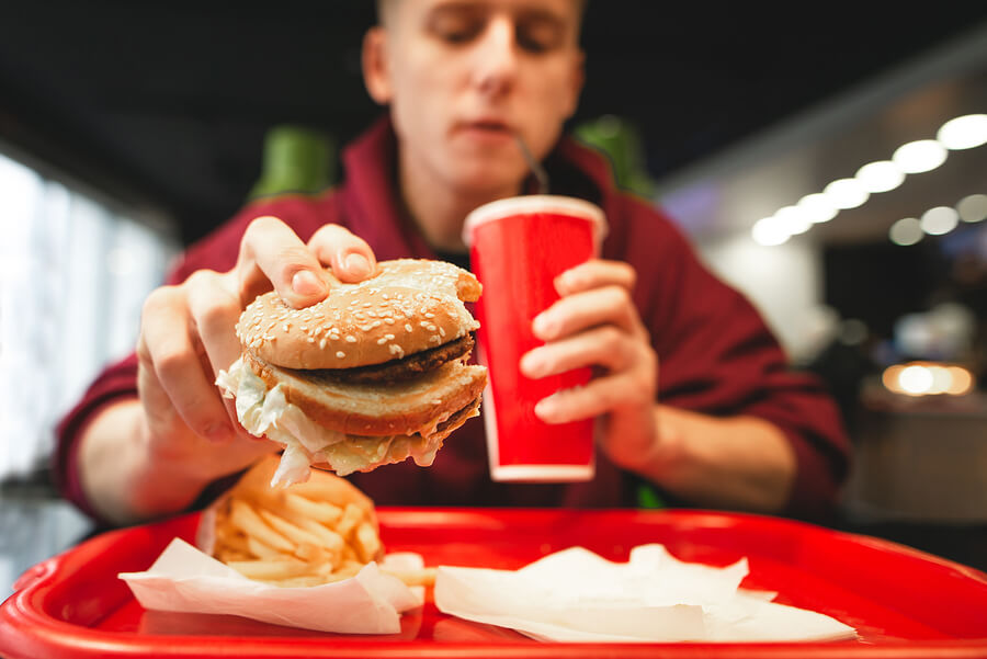 Las hamburguesas y las papas fritas son otras de las comidas que debes evitar.