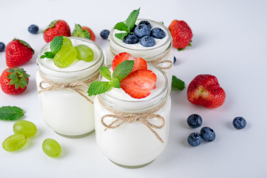 El yogur es un alimento sumamente beneficioso, que incluso puedes preparar en casa.
