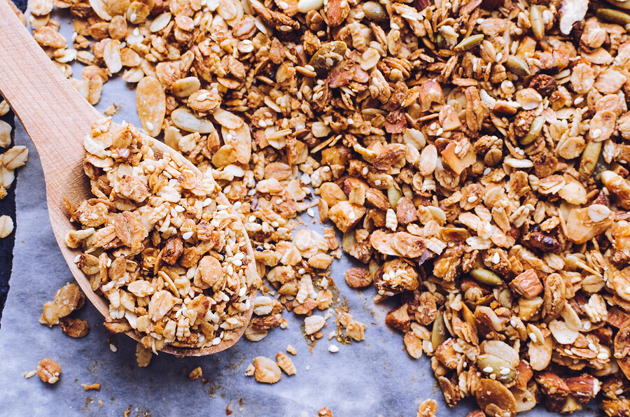 Los componentes de la granola la convierten en una muy buena alternativa de desayunos con fibra.