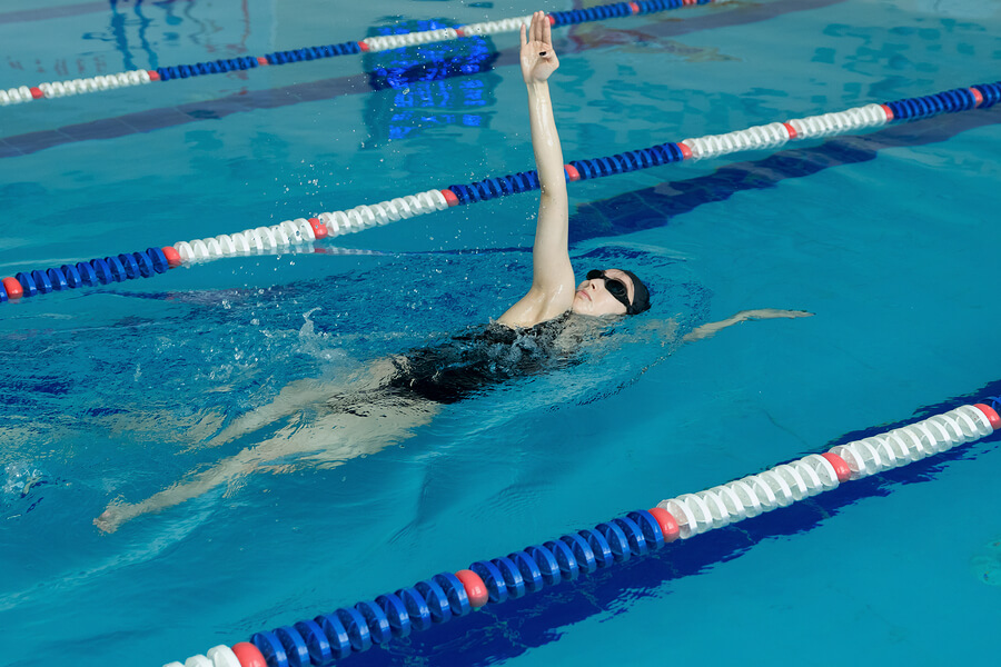 La natación incluye el estilo espalda, acaso uno de los más demandantes y difíciles de aprender.