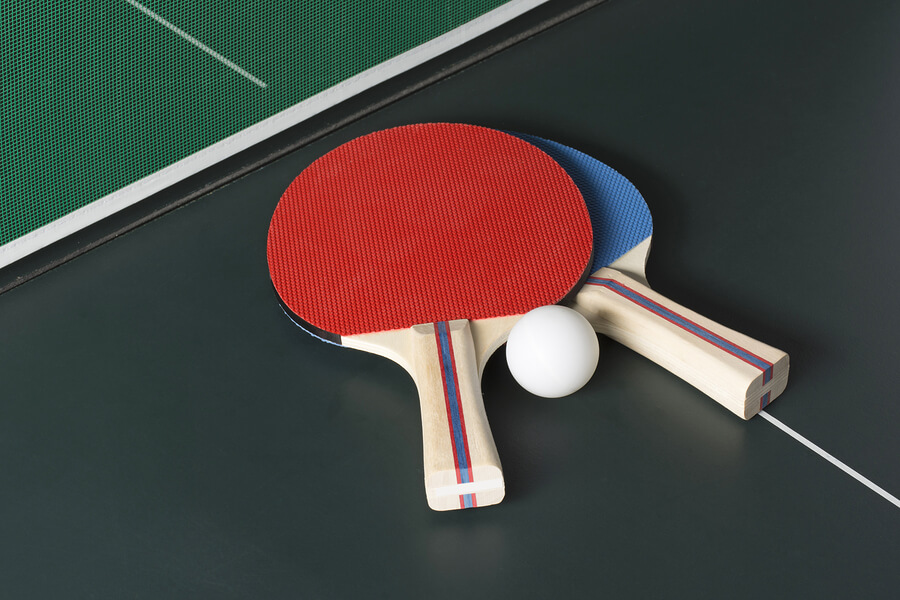 El tenis de mesa es uno de los deportes de raqueta más ágiles y populares.