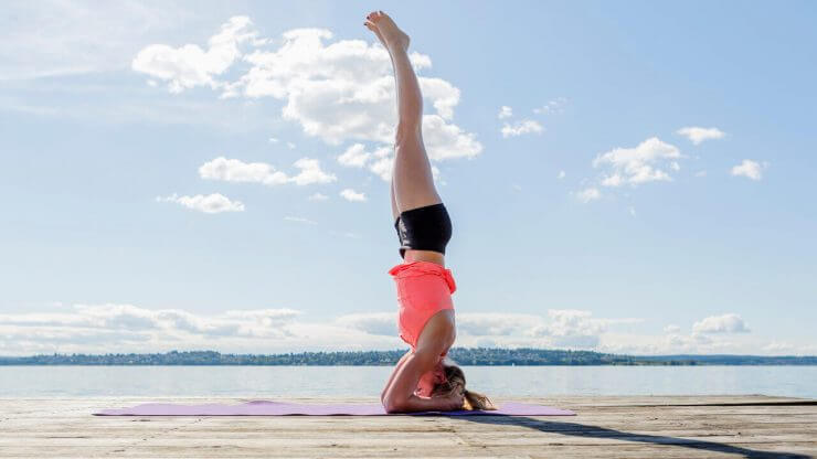 Sin dudas, la parada de cabeza es una de las posturas más arriesgadas del yoga.
