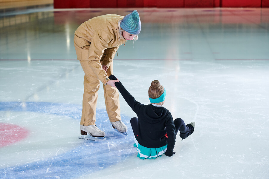 En el patinaje artístico, los golpes y las caídas son muy frecuentes.