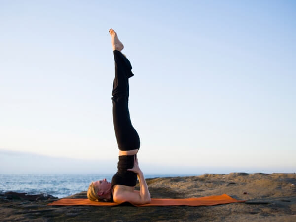 Una de las posturas más arriesgadas del yoga es la parada de hombros.