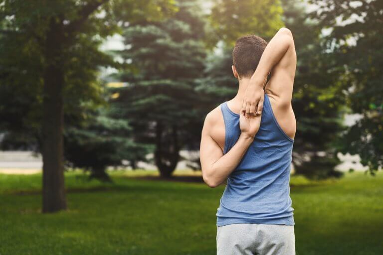 8 ejercicios para estirar hombros