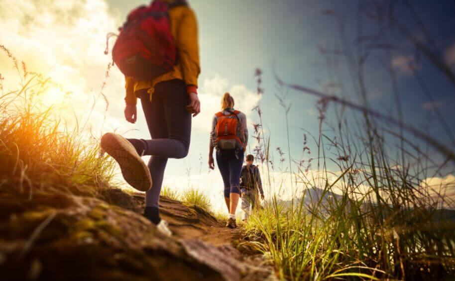 El senderismo es uno de los eventos deportivos que se practica en un entorno natural.