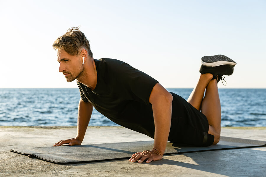 Las flexiones modificadas son uno de los ejercicios de bíceps para hacer en casa.