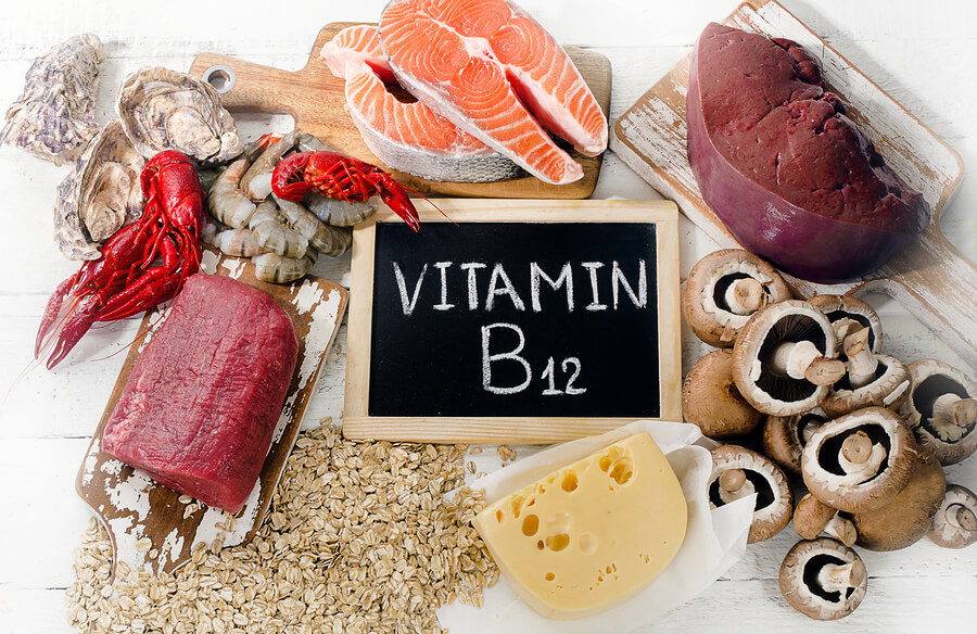 La vitamina B12 se encuentra principalmente en los alimentos de origen animal.