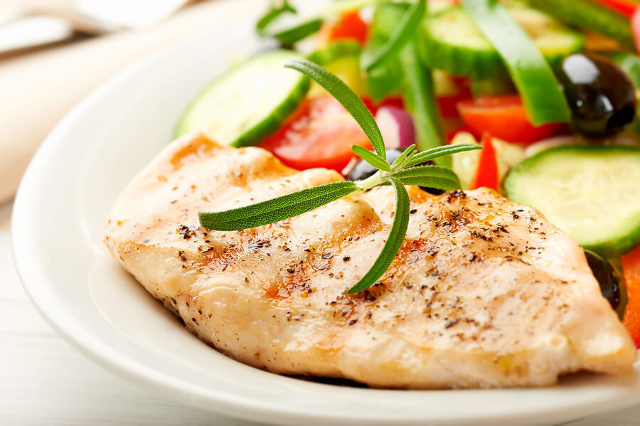 La dieta cretense incluye la carne de pollo con verduras.