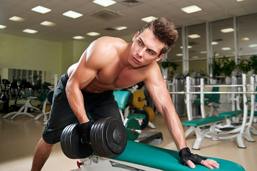 El trabajo con un peso pesado permite ganar fuerza muscular.