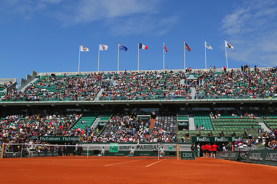 La de Roland Garros es una de las pistas de tenis de arcilla más reconocidas.