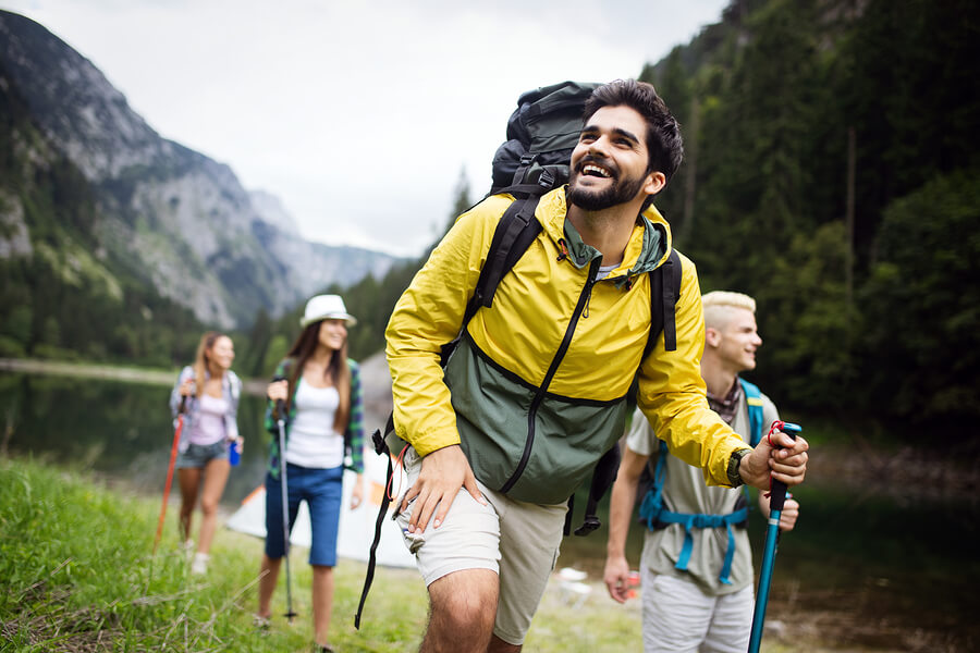 Jóvenes haciendo senderismo, uno de los deportes de montaña más populares.