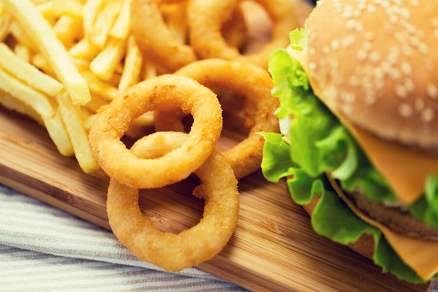 La comida chatarra es una causa común del colesterol malo.