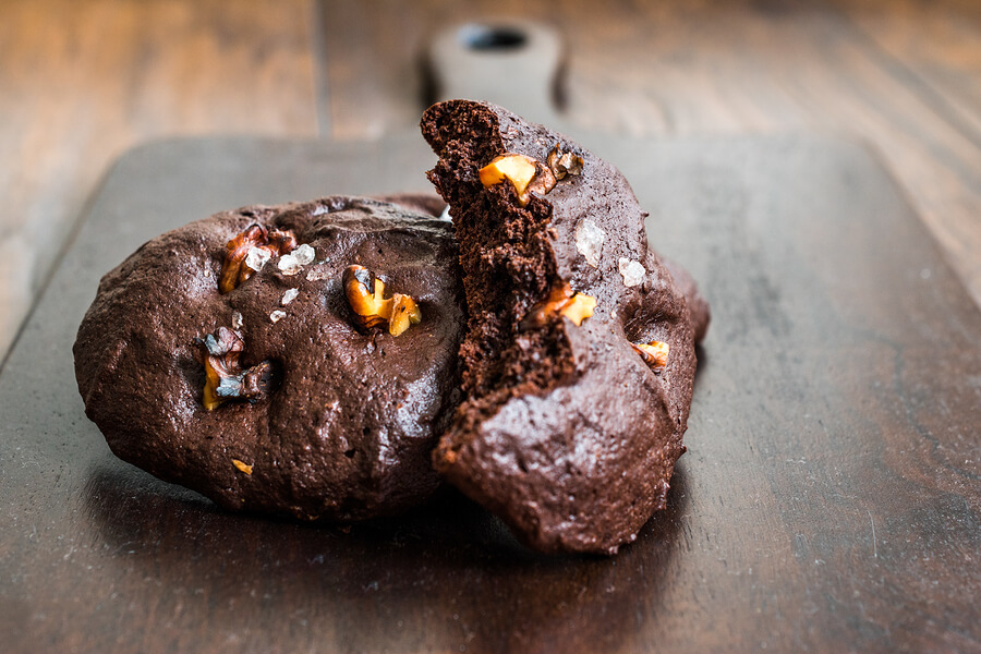 Las galletas saludables de brownie son ideales para compartir como postre.