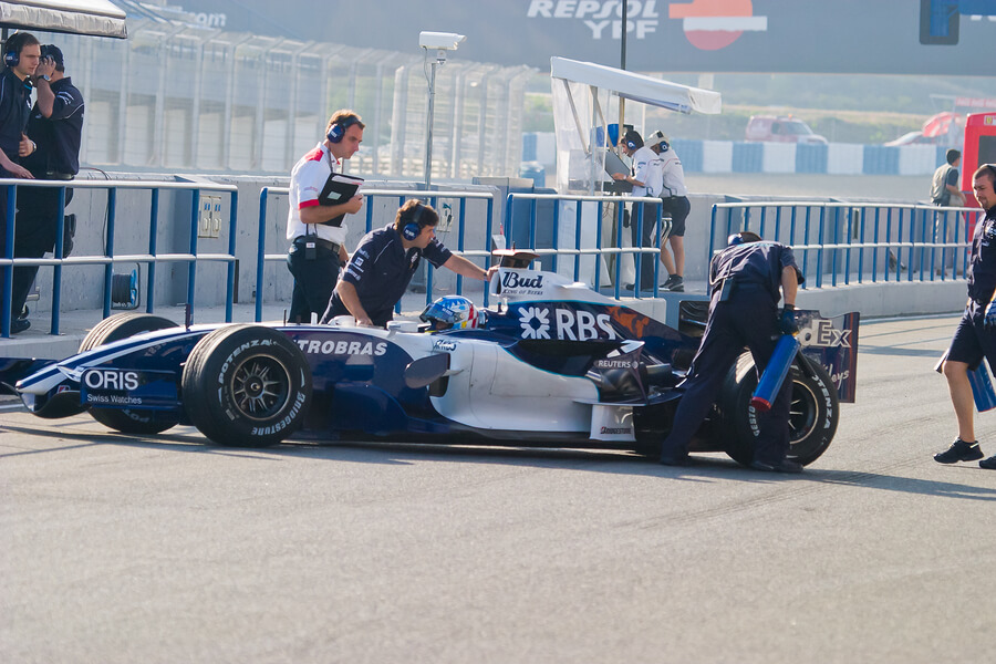Un coche de Williams ingresando a los boxes.