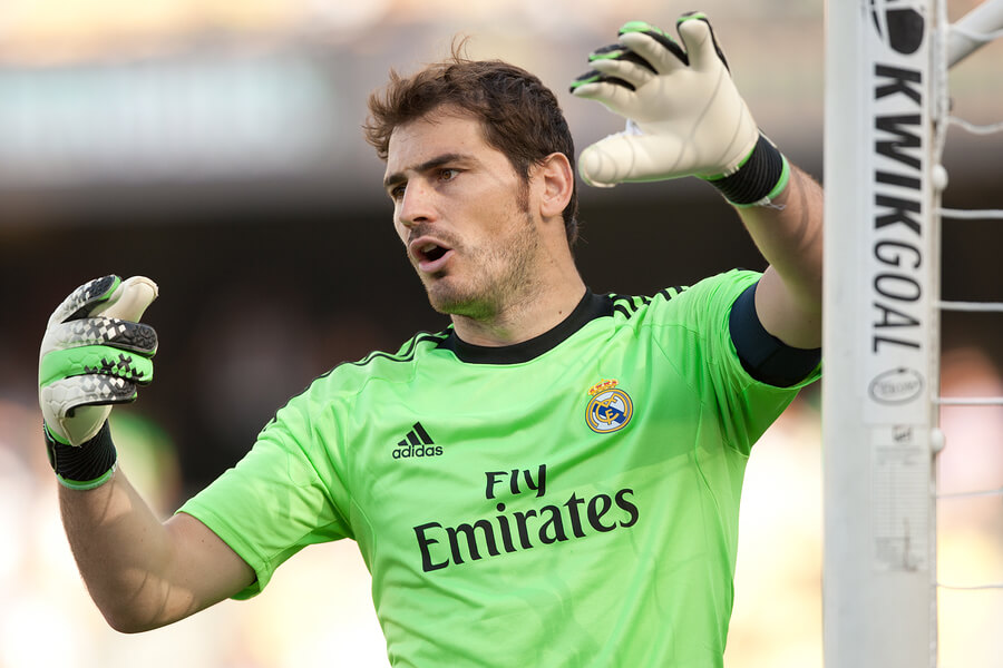 Iker Casillas, uno de los mejores porteros del mundo, jugando en Real Madrid.