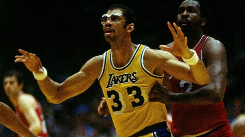 Abdul Jabbar, uno de los mejores basquetbolistas de la historia, disputando un encuentro para los Lakers en la NBA.