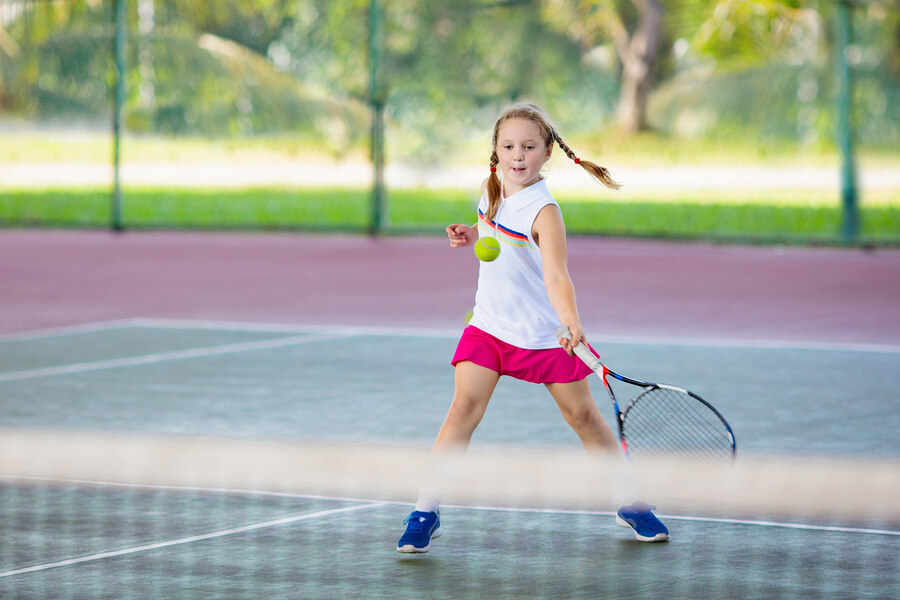 Niña jugando al tenis gracias al espacio que ofrecen las asociaciones deportivas.