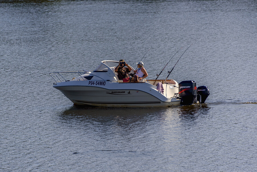 Personas pescando en lancha, un deporte en río muy popular en España.