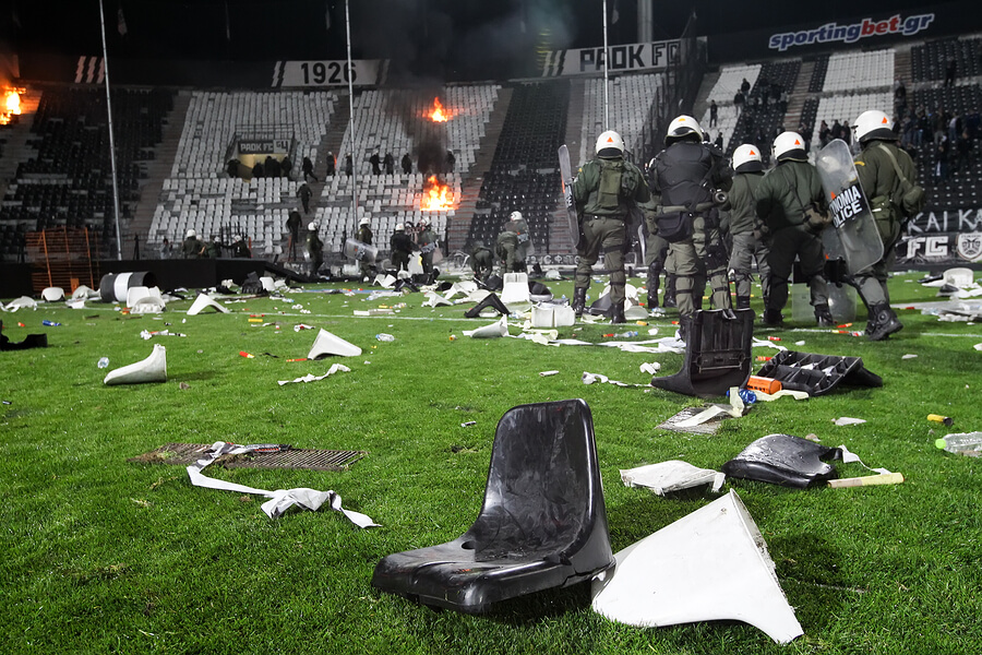 Aficionados causan violencia en un estadio de fútbol.