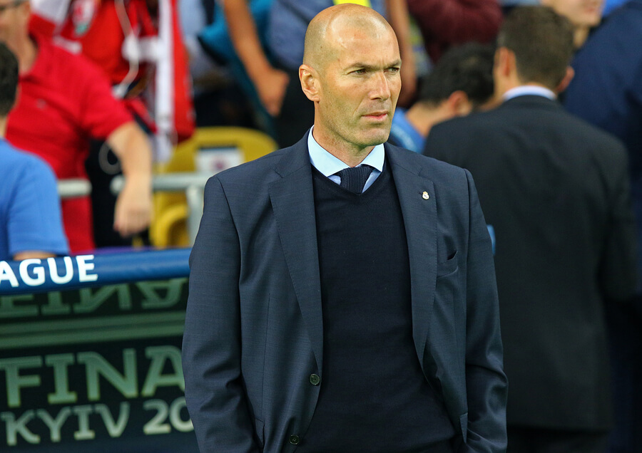 Zinedine Zidane como entrenador, quien también fue uno de los mejores futbolistas de la historia.